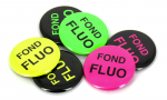 Panachage de badges ronds 45mm sur fonds fluos.
Différents visuels : 'Fond fluo sur les 3 fonds disponibles, rose, vert et jaune'.