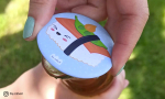 Décapsuleur rond 56mm aimanté avec pelliculage mat.
Visuel : 'Photo du décapsuleur décapsulant une bouteille. Illustration d'un sushi kawaï sur le décapsuleur'.