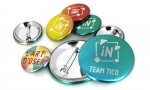 Panachage de badges multiformats sur fond métal.
Différents visuels : 'Logo Intuitis, Team Tico, l'art d'oser.'